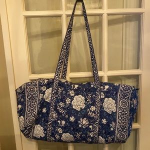 EUC Weekend Tote-looks brand new